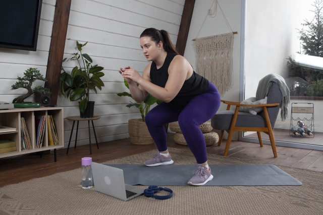 スクワットをする女性