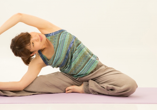ヨガをする女子