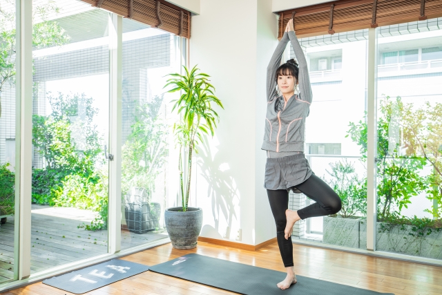 ヨガをする女性