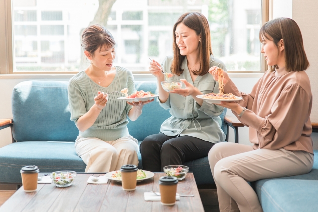 食事をする女性