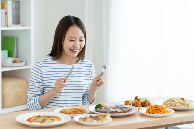 食事をする女性