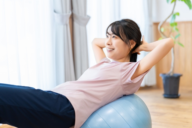 バランスボールを使う女性