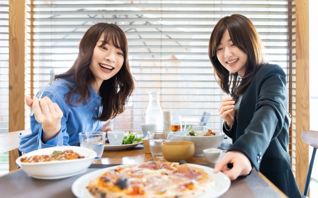 食事をする女性