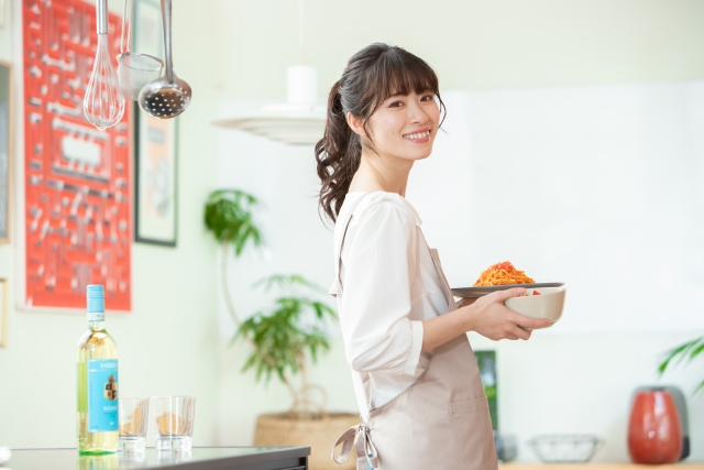 食事をする女性