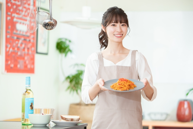 食事をする女性