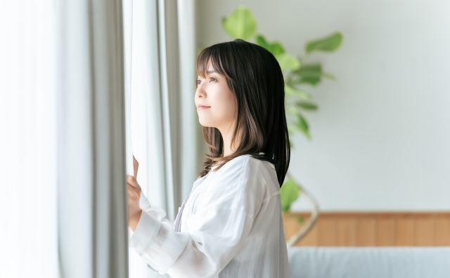 朝日を見る女性