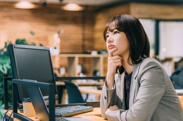 パソコンをする女性