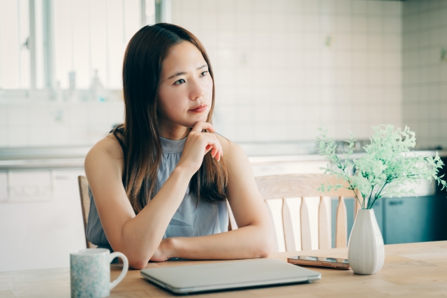 悩む女性