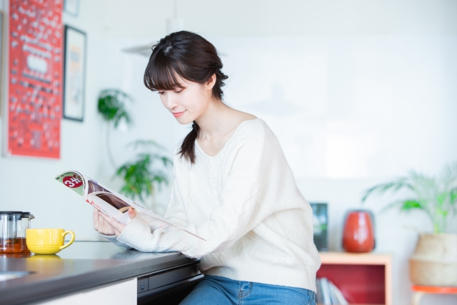 雑誌を読む女性