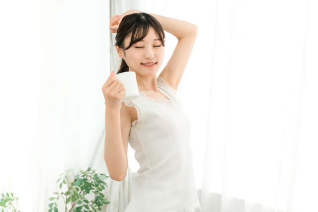 置き換えダイエットに挑戦する女性