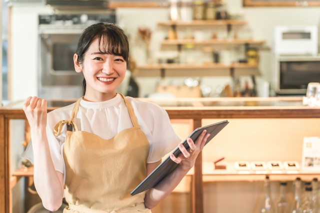 雑誌を読む女性