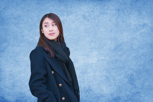 コートを着た女性