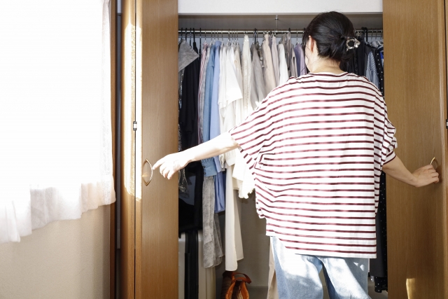 洋服で埋め尽くされたクローゼット