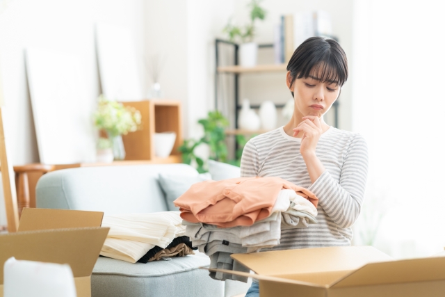 引っ越しの準備をする女性