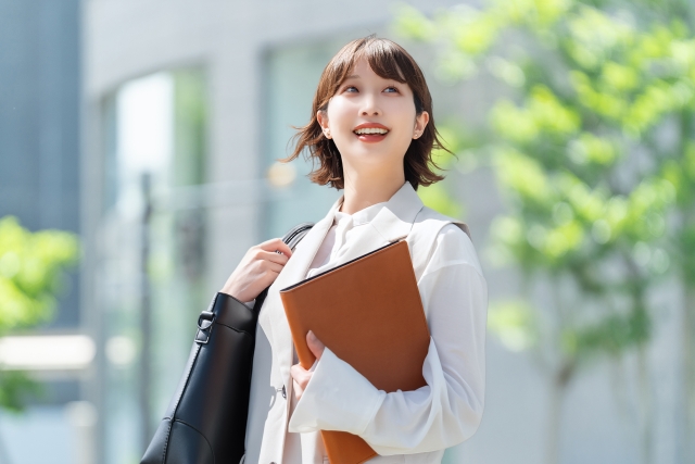 パソコンを操作する女性