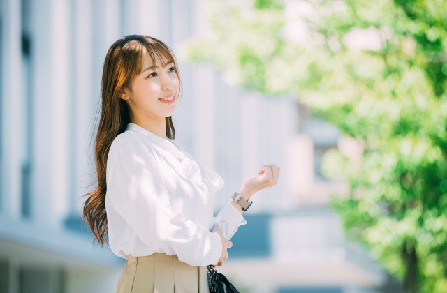 春の日差しと女性