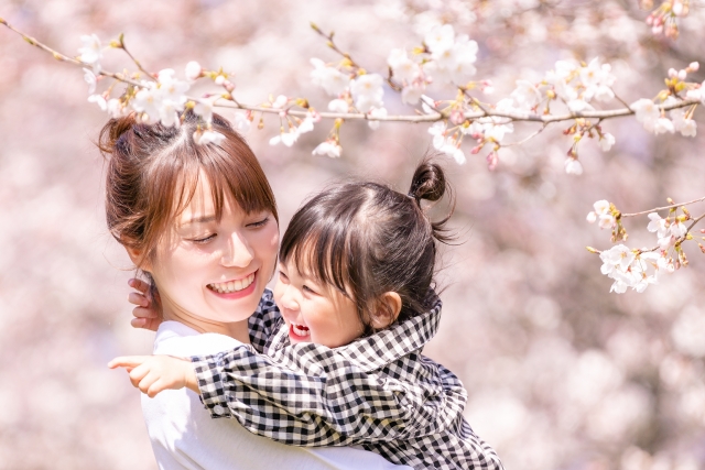 春の日差しと女性