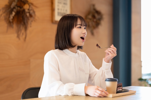 ケーキを食べる女性
