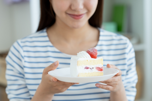 ケーキを食べる女性