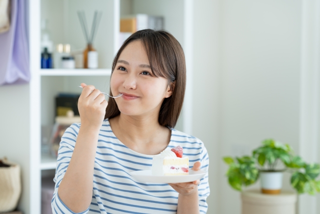 ケーキを食べる女性