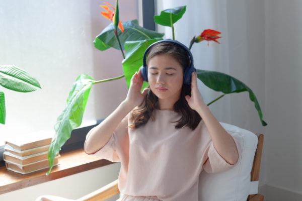 物語を聞く女性